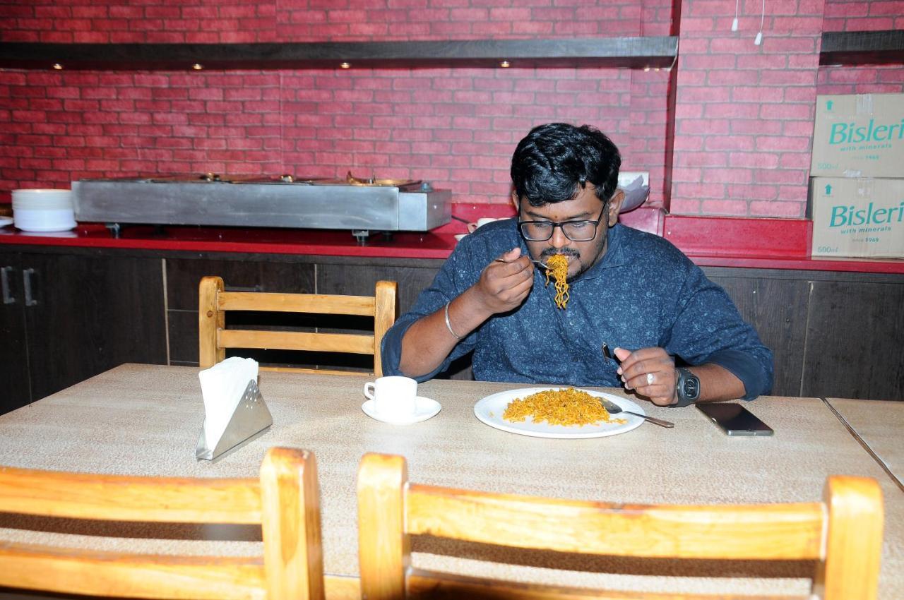 Hotel Pratz Inn Hyderabad Bagian luar foto